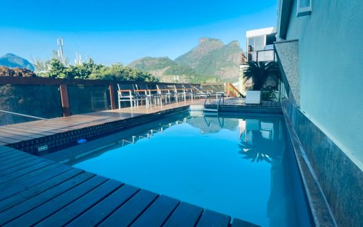 Cobertura com piscina e hidromassagem na Barra das Tijuca