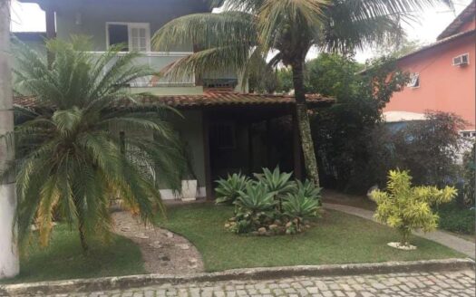 Excelente casa com lazer em condomínio alto padrão.